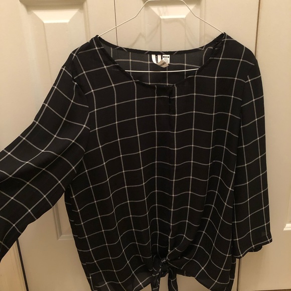 Black and white blouse, size medium. - Picture 2 of 3